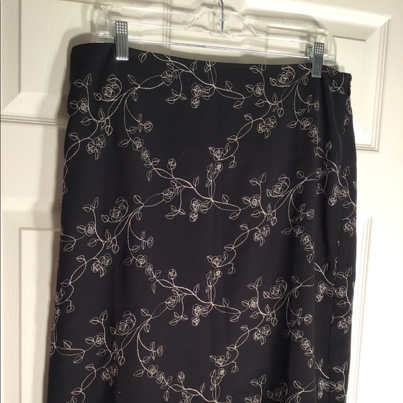 PENCIL SKIRT WITH EMBROIDERED FLORETS - Picture 3 of 5